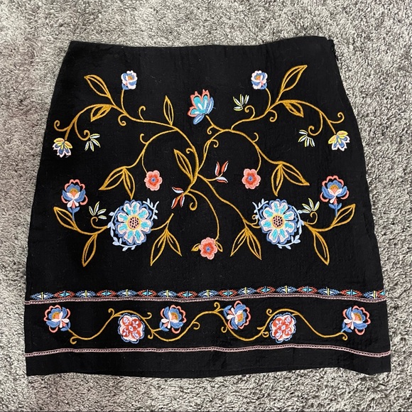 Ann Taylor LOFT Beautiful Embroidered Short Skirt Black w/Floral Design 4P - Picture 3 of 6